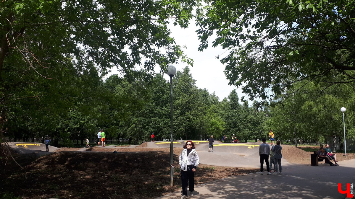 Как только в парке «Добросельский» обустроили новую площадку для езды на самокатах и велосипедах, ее сразу же облюбовали подростки на двухколесных железных конях.