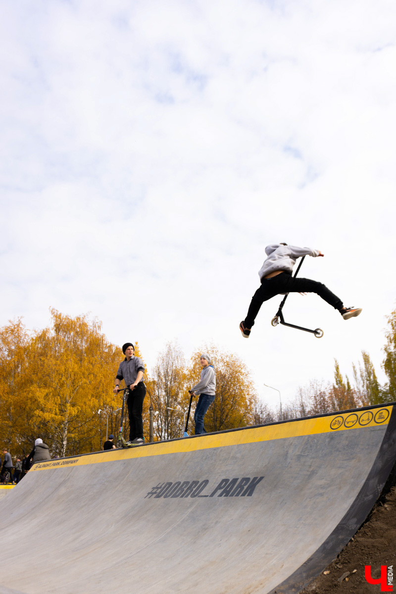 Как только в парке «Добросельский» обустроили новую площадку для езды на самокатах и велосипедах, ее сразу же облюбовали подростки на двухколесных железных конях.