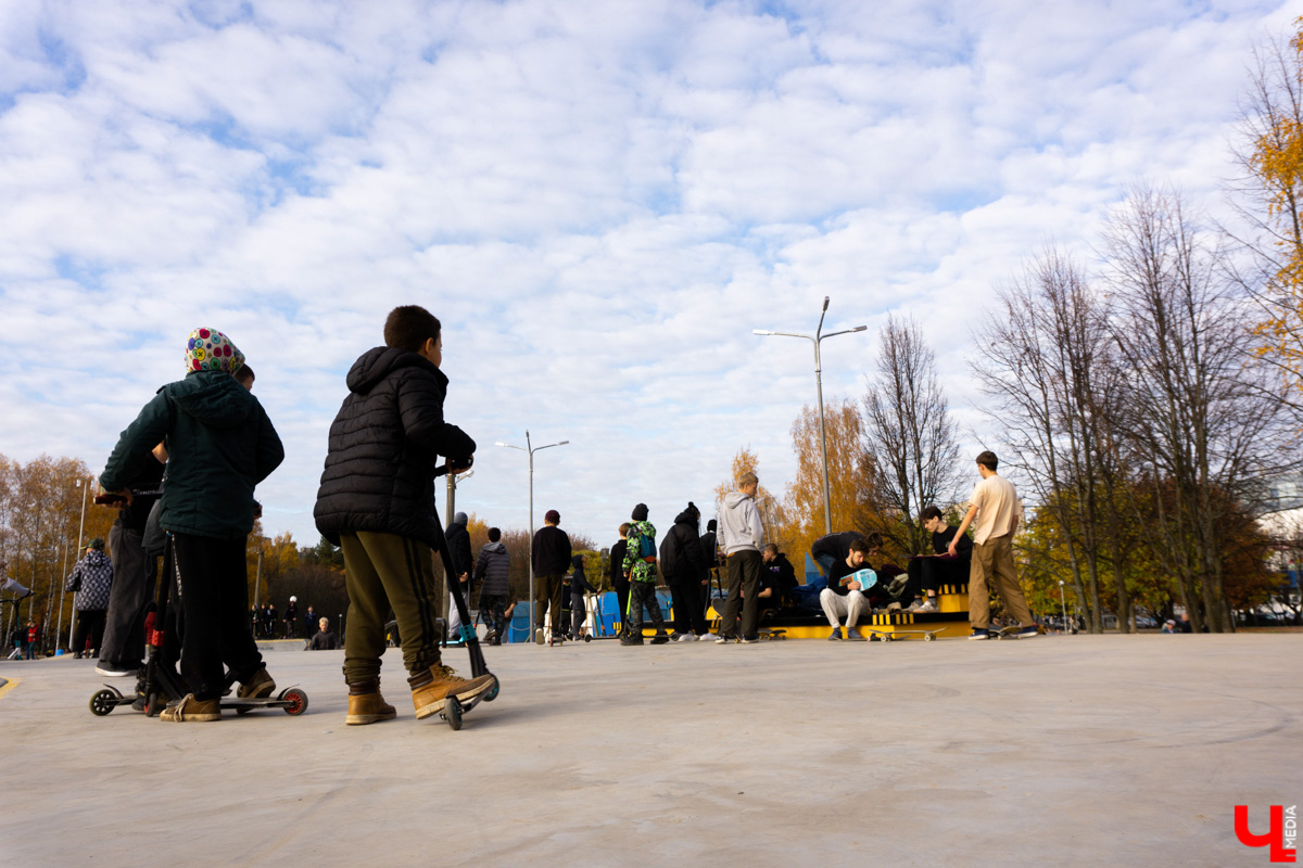 Как только в парке «Добросельский» обустроили новую площадку для езды на самокатах и велосипедах, ее сразу же облюбовали подростки на двухколесных железных конях.