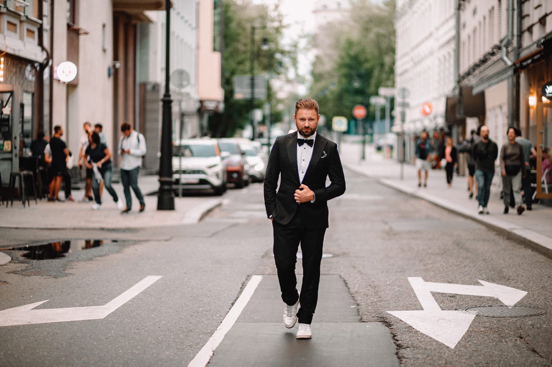 Илья Сорокин получил персональную рекомендацию от Павла Воли, вошел в топ-100 лучших ведущих России по версии «TOP100AWARDS», принял участие в фестивале STANDUP на ТНТ, снялся в нескольких масштабных проектах – среди них сериал «След». Он даже мог стать ведущим шоу «Орел и решка»! О том, как осуществляются мечты и большая сцена становится реальностью, владимирец рассказал в большом интервью для «Ключ-Медиа».