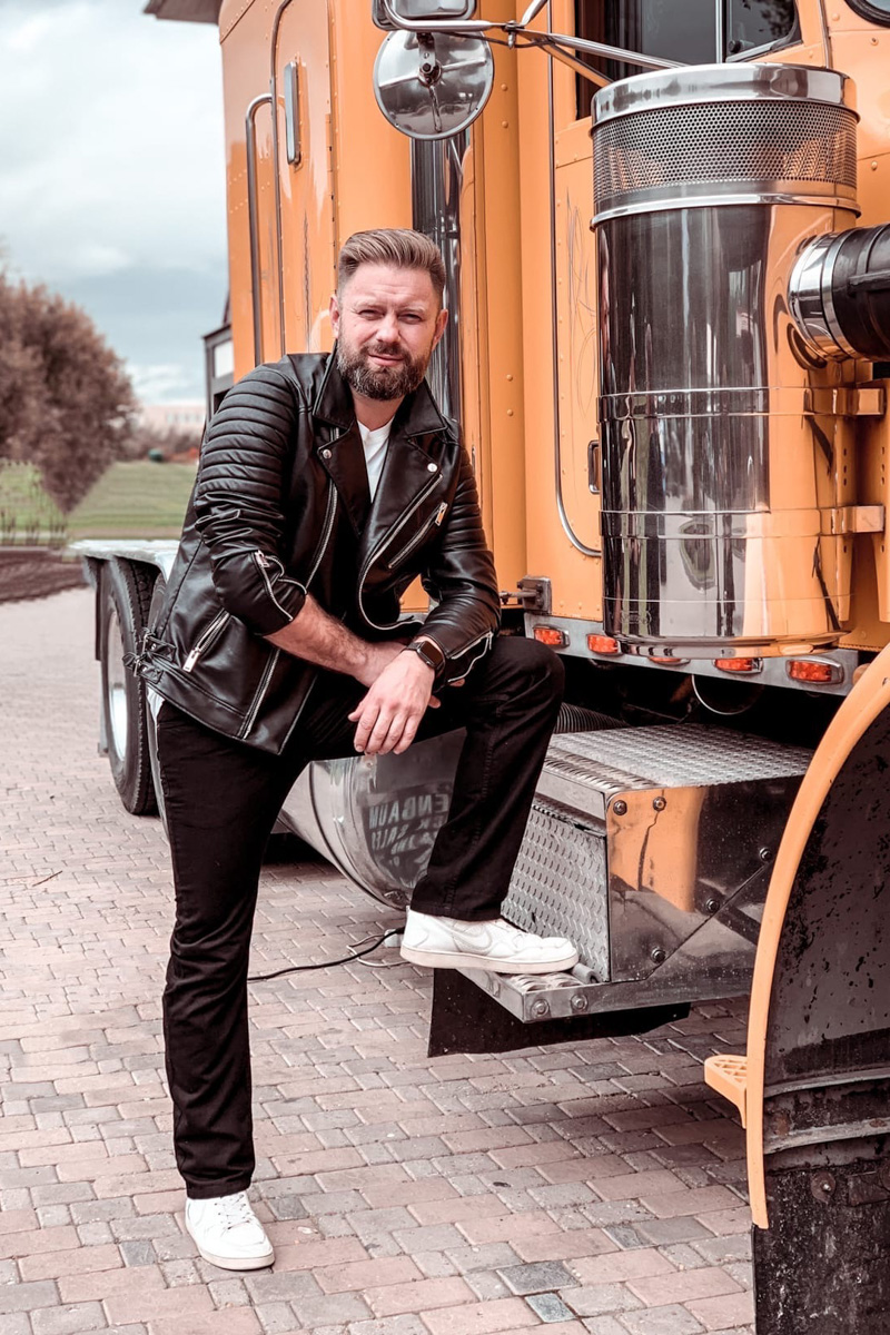 Илья Сорокин получил персональную рекомендацию от Павла Воли, вошел в топ-100 лучших ведущих России по версии «TOP100AWARDS», принял участие в фестивале STANDUP на ТНТ, снялся в нескольких масштабных проектах – среди них сериал «След». Он даже мог стать ведущим шоу «Орел и решка»! О том, как осуществляются мечты и большая сцена становится реальностью, владимирец рассказал в большом интервью для «Ключ-Медиа».