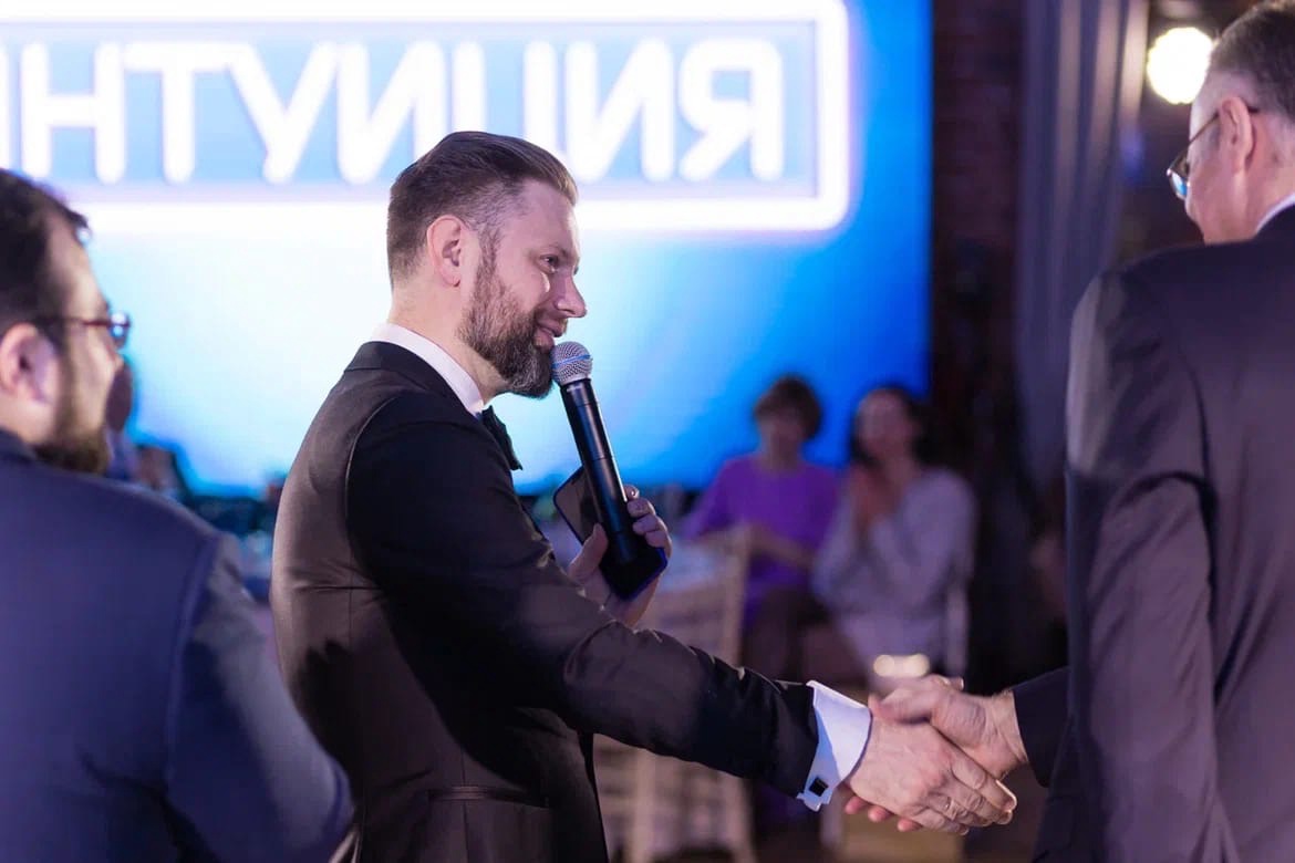 Илья Сорокин получил персональную рекомендацию от Павла Воли, вошел в топ-100 лучших ведущих России по версии «TOP100AWARDS», принял участие в фестивале STANDUP на ТНТ, снялся в нескольких масштабных проектах – среди них сериал «След». Он даже мог стать ведущим шоу «Орел и решка»! О том, как осуществляются мечты и большая сцена становится реальностью, владимирец рассказал в большом интервью для «Ключ-Медиа».