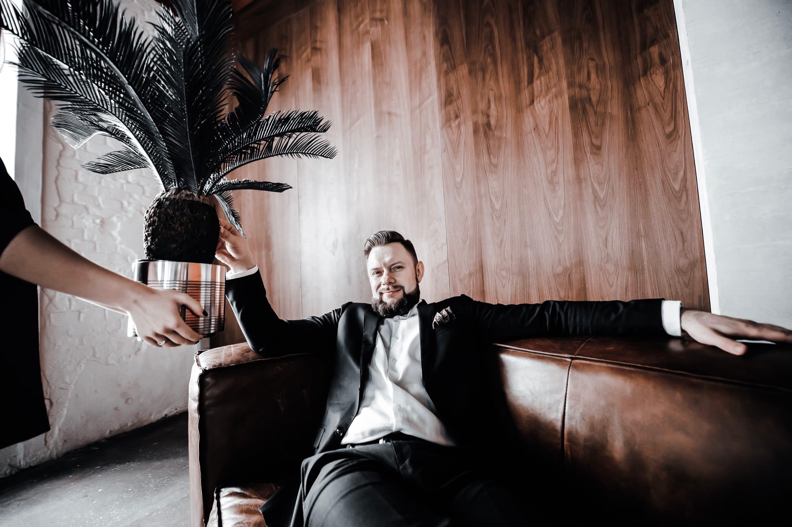 Илья Сорокин получил персональную рекомендацию от Павла Воли, вошел в топ-100 лучших ведущих России по версии «TOP100AWARDS», принял участие в фестивале STANDUP на ТНТ, снялся в нескольких масштабных проектах – среди них сериал «След». Он даже мог стать ведущим шоу «Орел и решка»! О том, как осуществляются мечты и большая сцена становится реальностью, владимирец рассказал в большом интервью для «Ключ-Медиа».