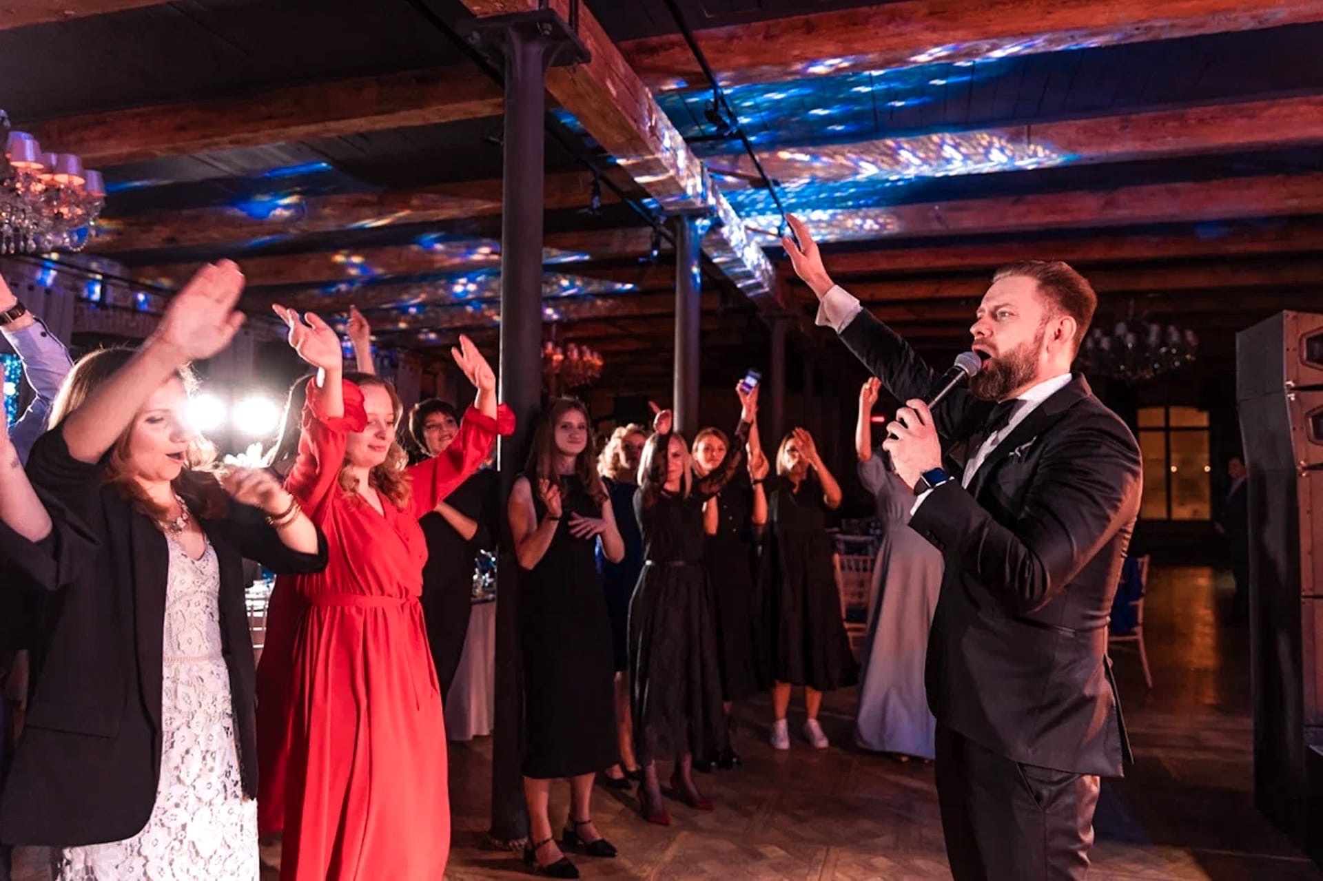 Илья Сорокин получил персональную рекомендацию от Павла Воли, вошел в топ-100 лучших ведущих России по версии «TOP100AWARDS», принял участие в фестивале STANDUP на ТНТ, снялся в нескольких масштабных проектах – среди них сериал «След». Он даже мог стать ведущим шоу «Орел и решка»! О том, как осуществляются мечты и большая сцена становится реальностью, владимирец рассказал в большом интервью для «Ключ-Медиа».