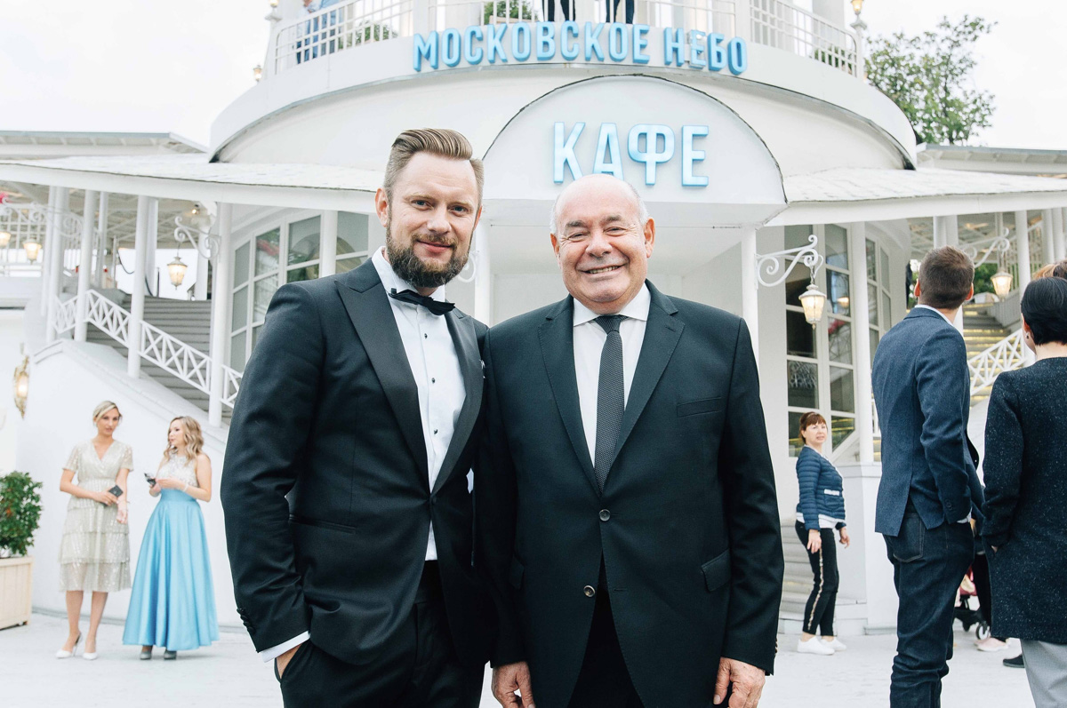 Илья Сорокин получил персональную рекомендацию от Павла Воли, вошел в топ-100 лучших ведущих России по версии «TOP100AWARDS», принял участие в фестивале STANDUP на ТНТ, снялся в нескольких масштабных проектах – среди них сериал «След». Он даже мог стать ведущим шоу «Орел и решка»! О том, как осуществляются мечты и большая сцена становится реальностью, владимирец рассказал в большом интервью для «Ключ-Медиа».