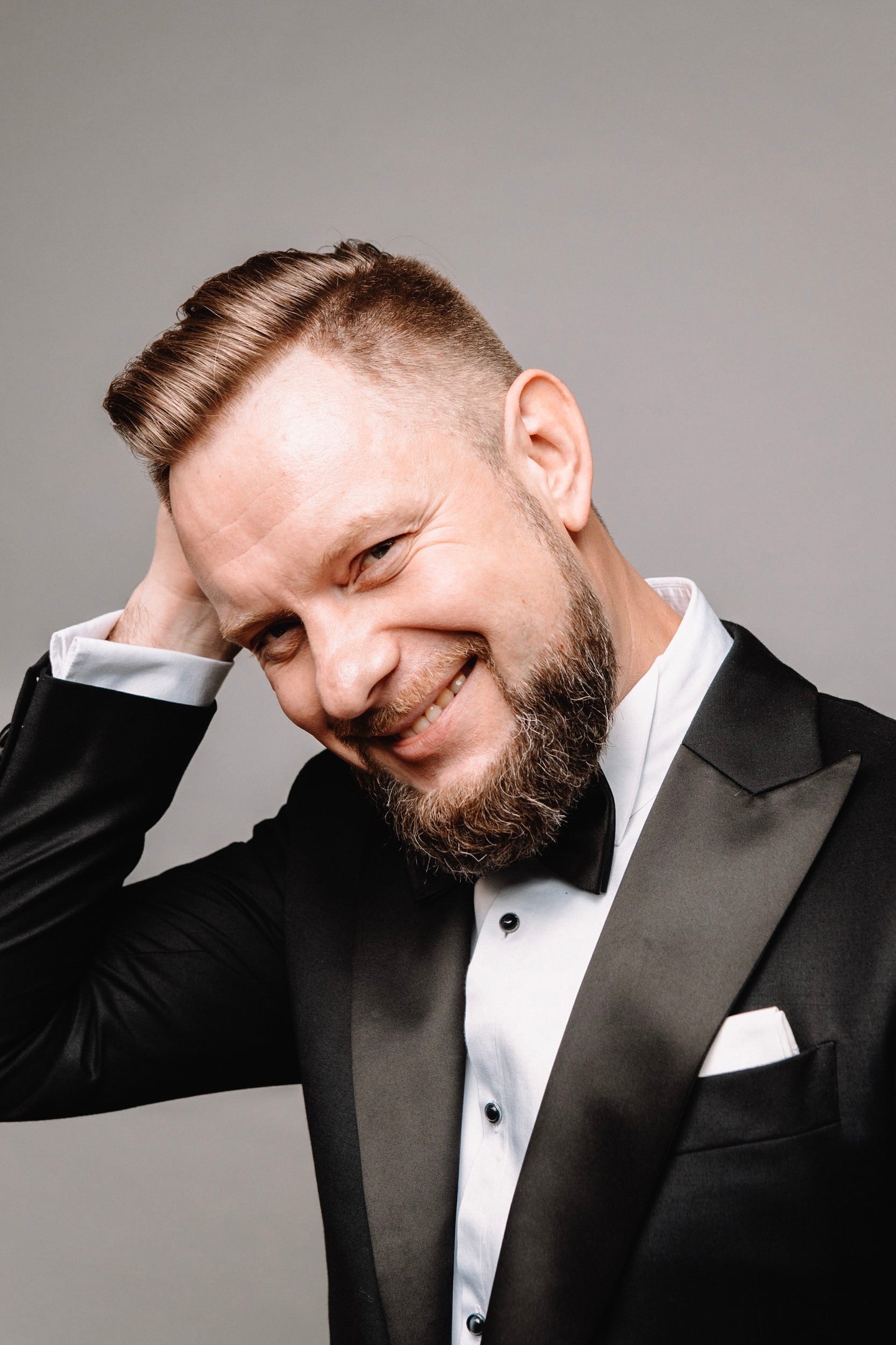 Илья Сорокин получил персональную рекомендацию от Павла Воли, вошел в топ-100 лучших ведущих России по версии «TOP100AWARDS», принял участие в фестивале STANDUP на ТНТ, снялся в нескольких масштабных проектах – среди них сериал «След». Он даже мог стать ведущим шоу «Орел и решка»! О том, как осуществляются мечты и большая сцена становится реальностью, владимирец рассказал в большом интервью для «Ключ-Медиа».