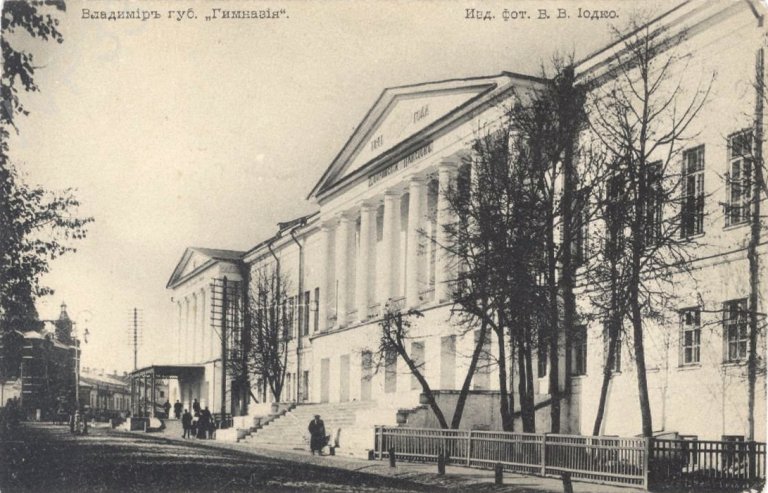 В самом центре Владимира, на улице Большой Московской, рядом с парком «Липки» стоит красивое здание из красного кирпича. Оно построено в начале XX века специально для Исторического музея. Его создавали буквально всем владимирским обществом. Поэтому и не удивительно, что после открытия постоянно действующей экспозиции вход на нее был бесплатным.