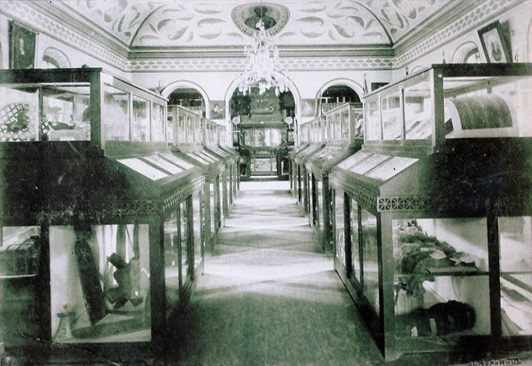 В самом центре Владимира, на улице Большой Московской, рядом с парком «Липки» стоит красивое здание из красного кирпича. Оно построено в начале XX века специально для Исторического музея. Его создавали буквально всем владимирским обществом. Поэтому и не удивительно, что после открытия постоянно действующей экспозиции вход на нее был бесплатным.