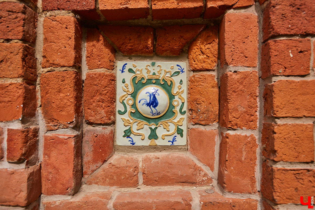 В самом центре Владимира, на улице Большой Московской, рядом с парком «Липки» стоит красивое здание из красного кирпича. Оно построено в начале XX века специально для Исторического музея. Его создавали буквально всем владимирским обществом. Поэтому и не удивительно, что после открытия постоянно действующей экспозиции вход на нее был бесплатным.