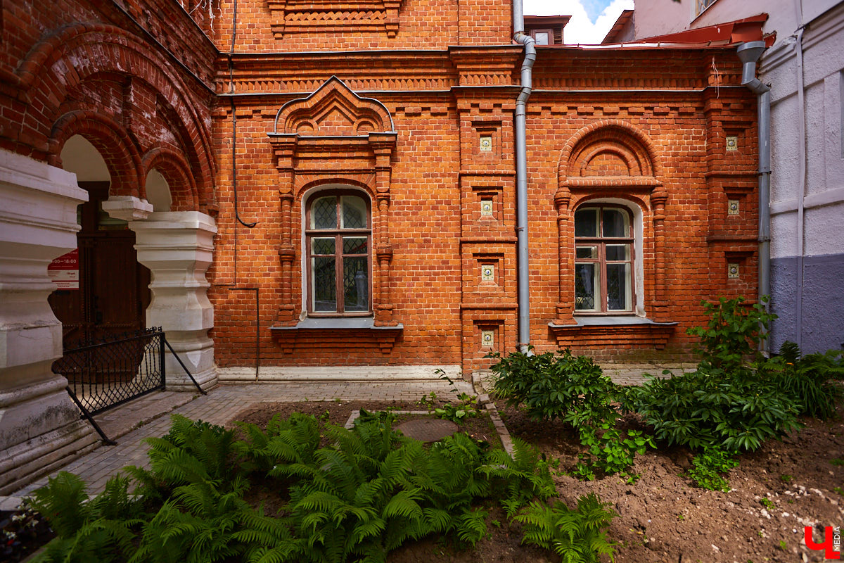 В самом центре Владимира, на улице Большой Московской, рядом с парком «Липки» стоит красивое здание из красного кирпича. Оно построено в начале XX века специально для Исторического музея. Его создавали буквально всем владимирским обществом. Поэтому и не удивительно, что после открытия постоянно действующей экспозиции вход на нее был бесплатным.