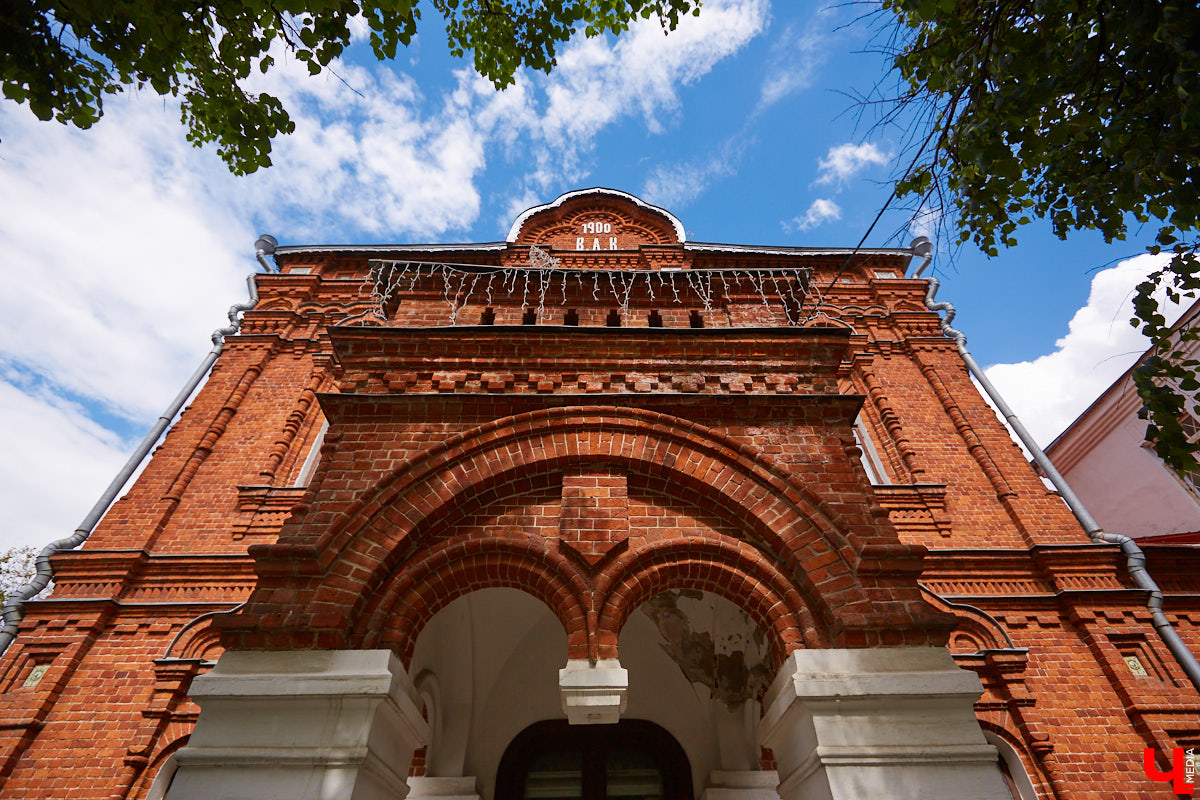 В самом центре Владимира, на улице Большой Московской, рядом с парком «Липки» стоит красивое здание из красного кирпича. Оно построено в начале XX века специально для Исторического музея. Его создавали буквально всем владимирским обществом. Поэтому и не удивительно, что после открытия постоянно действующей экспозиции вход на нее был бесплатным.