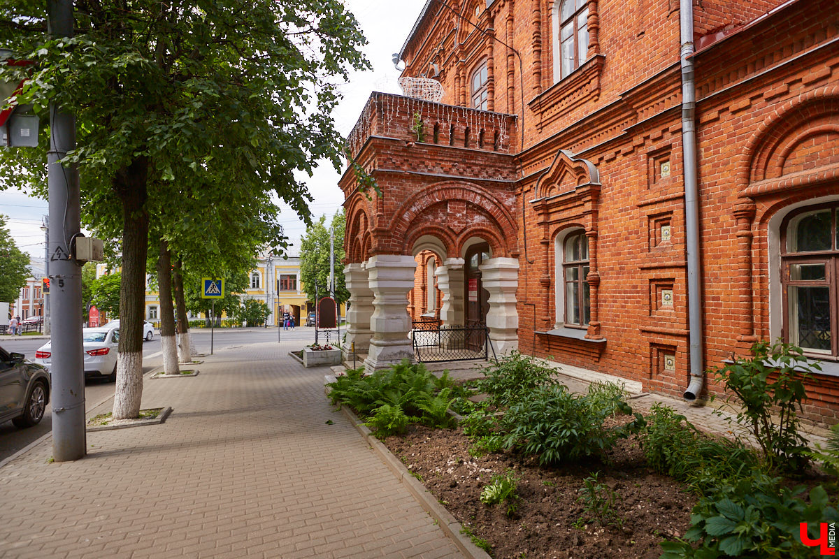 В самом центре Владимира, на улице Большой Московской, рядом с парком «Липки» стоит красивое здание из красного кирпича. Оно построено в начале XX века специально для Исторического музея. Его создавали буквально всем владимирским обществом. Поэтому и не удивительно, что после открытия постоянно действующей экспозиции вход на нее был бесплатным.