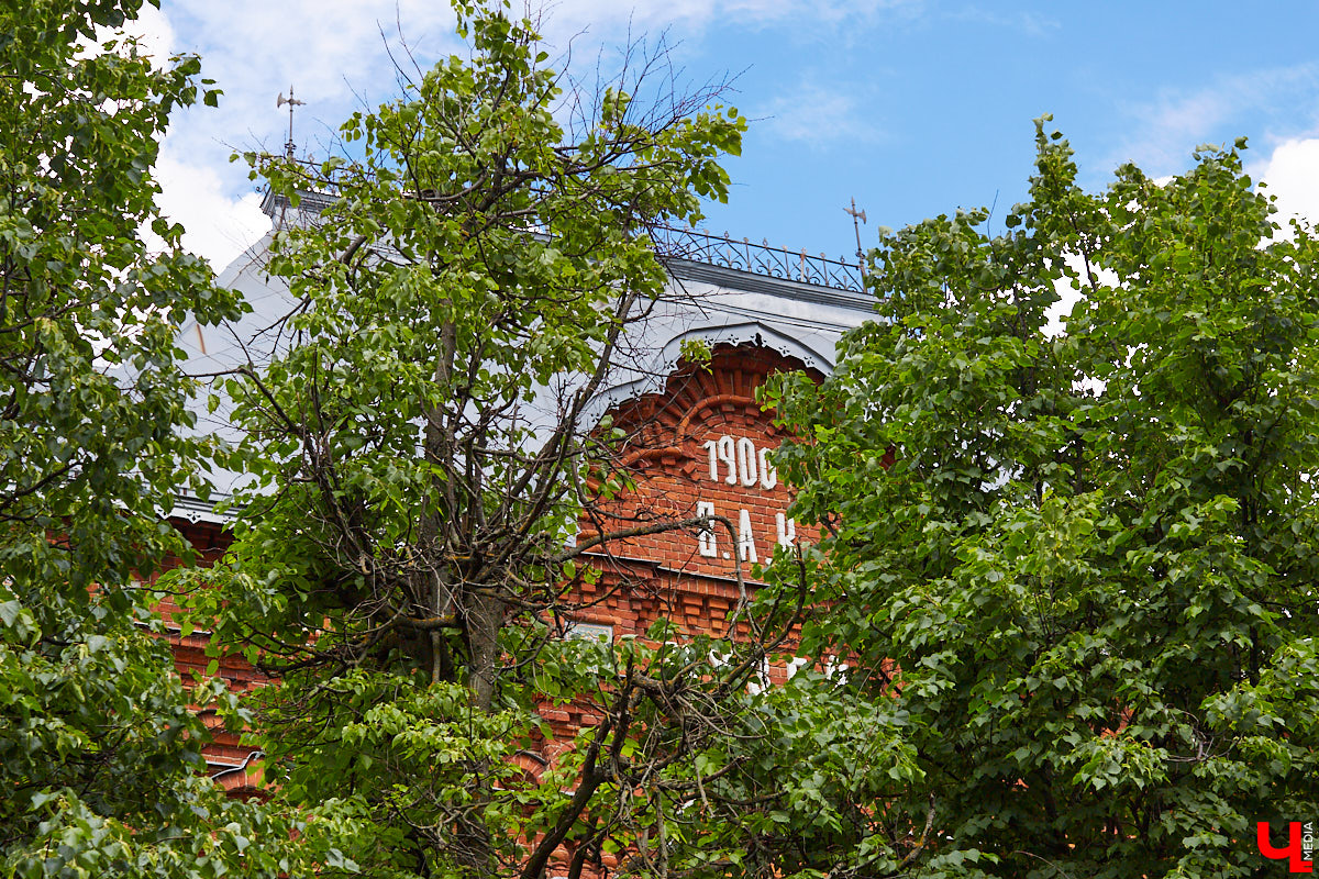 В самом центре Владимира, на улице Большой Московской, рядом с парком «Липки» стоит красивое здание из красного кирпича. Оно построено в начале XX века специально для Исторического музея. Его создавали буквально всем владимирским обществом. Поэтому и не удивительно, что после открытия постоянно действующей экспозиции вход на нее был бесплатным.