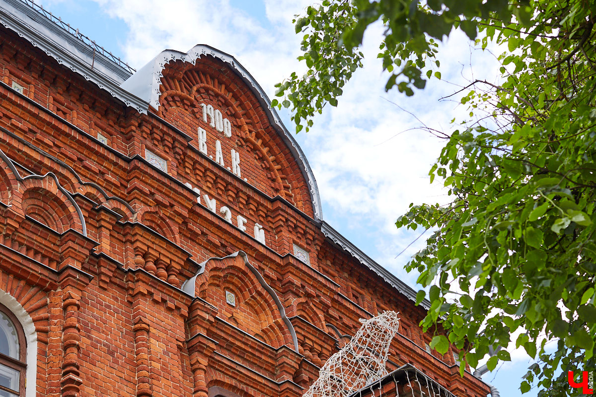 В самом центре Владимира, на улице Большой Московской, рядом с парком «Липки» стоит красивое здание из красного кирпича. Оно построено в начале XX века специально для Исторического музея. Его создавали буквально всем владимирским обществом. Поэтому и не удивительно, что после открытия постоянно действующей экспозиции вход на нее был бесплатным.