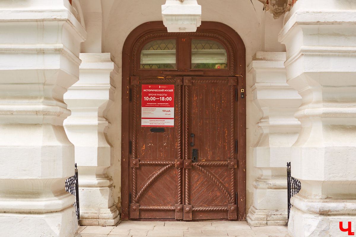 В самом центре Владимира, на улице Большой Московской, рядом с парком «Липки» стоит красивое здание из красного кирпича. Оно построено в начале XX века специально для Исторического музея. Его создавали буквально всем владимирским обществом. Поэтому и не удивительно, что после открытия постоянно действующей экспозиции вход на нее был бесплатным.