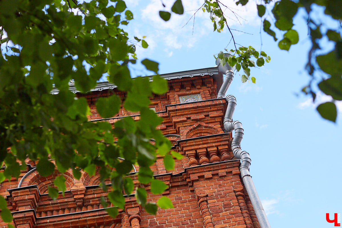В самом центре Владимира, на улице Большой Московской, рядом с парком «Липки» стоит красивое здание из красного кирпича. Оно построено в начале XX века специально для Исторического музея. Его создавали буквально всем владимирским обществом. Поэтому и не удивительно, что после открытия постоянно действующей экспозиции вход на нее был бесплатным.