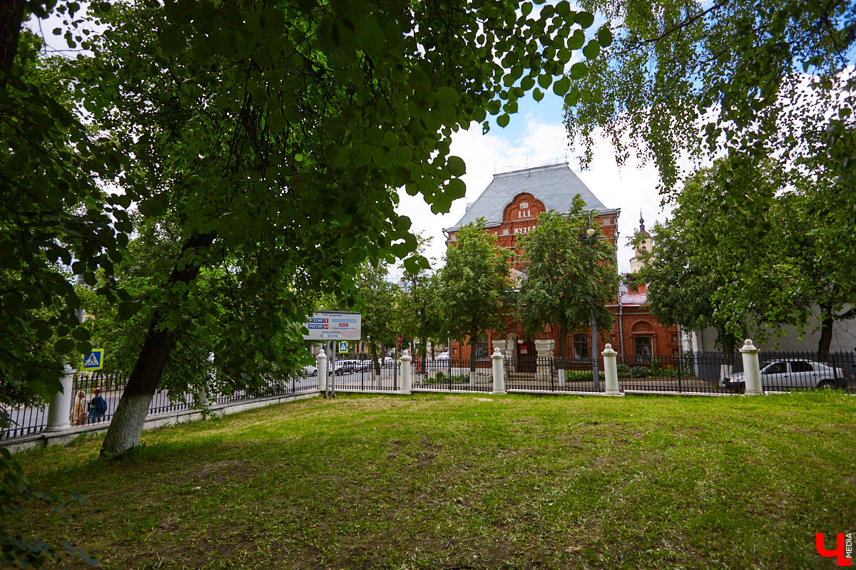 В самом центре Владимира, на улице Большой Московской, рядом с парком «Липки» стоит красивое здание из красного кирпича. Оно построено в начале XX века специально для Исторического музея. Его создавали буквально всем владимирским обществом. Поэтому и не удивительно, что после открытия постоянно действующей экспозиции вход на нее был бесплатным.