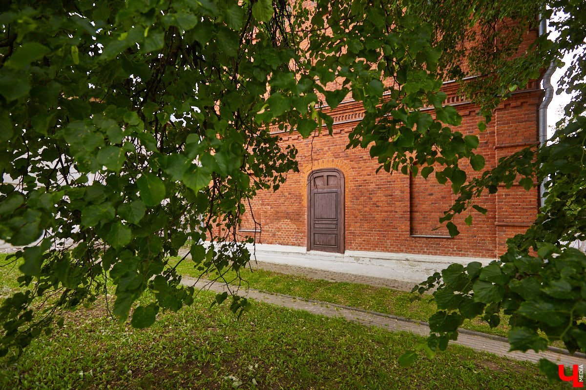 В самом центре Владимира, на улице Большой Московской, рядом с парком «Липки» стоит красивое здание из красного кирпича. Оно построено в начале XX века специально для Исторического музея. Его создавали буквально всем владимирским обществом. Поэтому и не удивительно, что после открытия постоянно действующей экспозиции вход на нее был бесплатным.