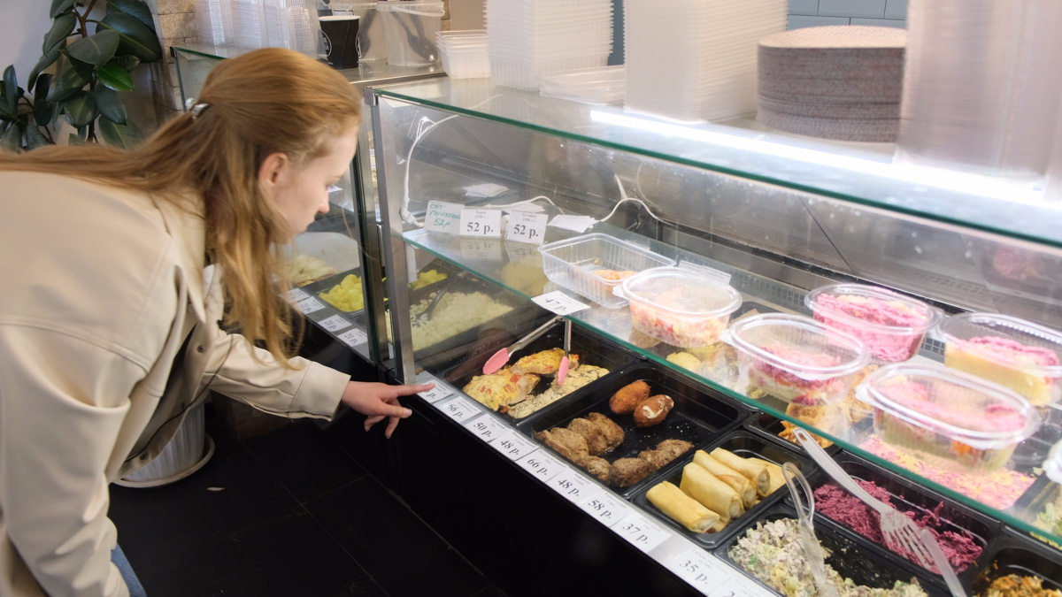 Ресторан быстрого питания «Вкусно — и точка» откроется во Владимире в следующем месяце. Уже известна предварительная дата — 4 июля. Пока двери бывшего McDonald’s закрыты, местные студенты составили свой топ заведений фастфуда в нашем городе. Среди основных критериев — цена, шаговая доступность и, конечно, вкус.