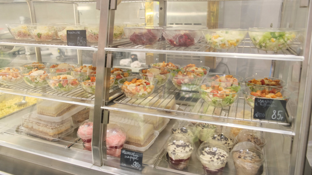 Ресторан быстрого питания «Вкусно — и точка» откроется во Владимире в следующем месяце. Уже известна предварительная дата — 4 июля. Пока двери бывшего McDonald’s закрыты, местные студенты составили свой топ заведений фастфуда в нашем городе. Среди основных критериев — цена, шаговая доступность и, конечно, вкус.