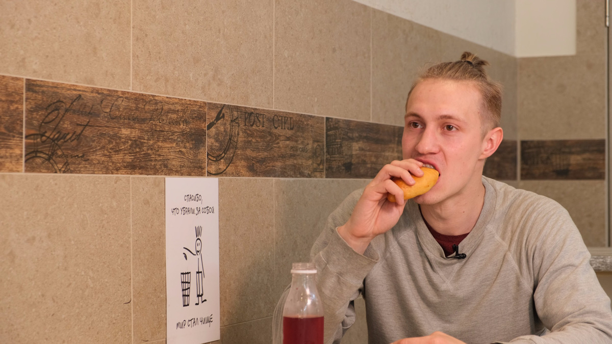 Ресторан быстрого питания «Вкусно — и точка» откроется во Владимире в следующем месяце. Уже известна предварительная дата — 4 июля. Пока двери бывшего McDonald’s закрыты, местные студенты составили свой топ заведений фастфуда в нашем городе. Среди основных критериев — цена, шаговая доступность и, конечно, вкус.