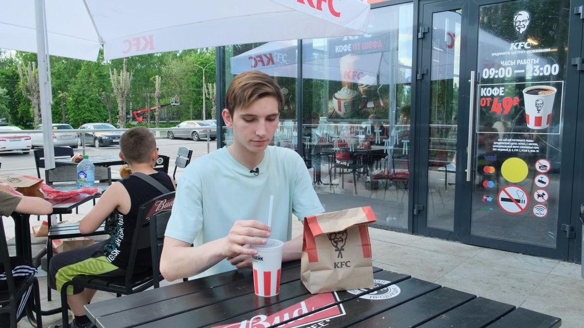 Ресторан быстрого питания «Вкусно — и точка» откроется во Владимире в следующем месяце. Уже известна предварительная дата — 4 июля. Пока двери бывшего McDonald’s закрыты, местные студенты составили свой топ заведений фастфуда в нашем городе. Среди основных критериев — цена, шаговая доступность и, конечно, вкус.