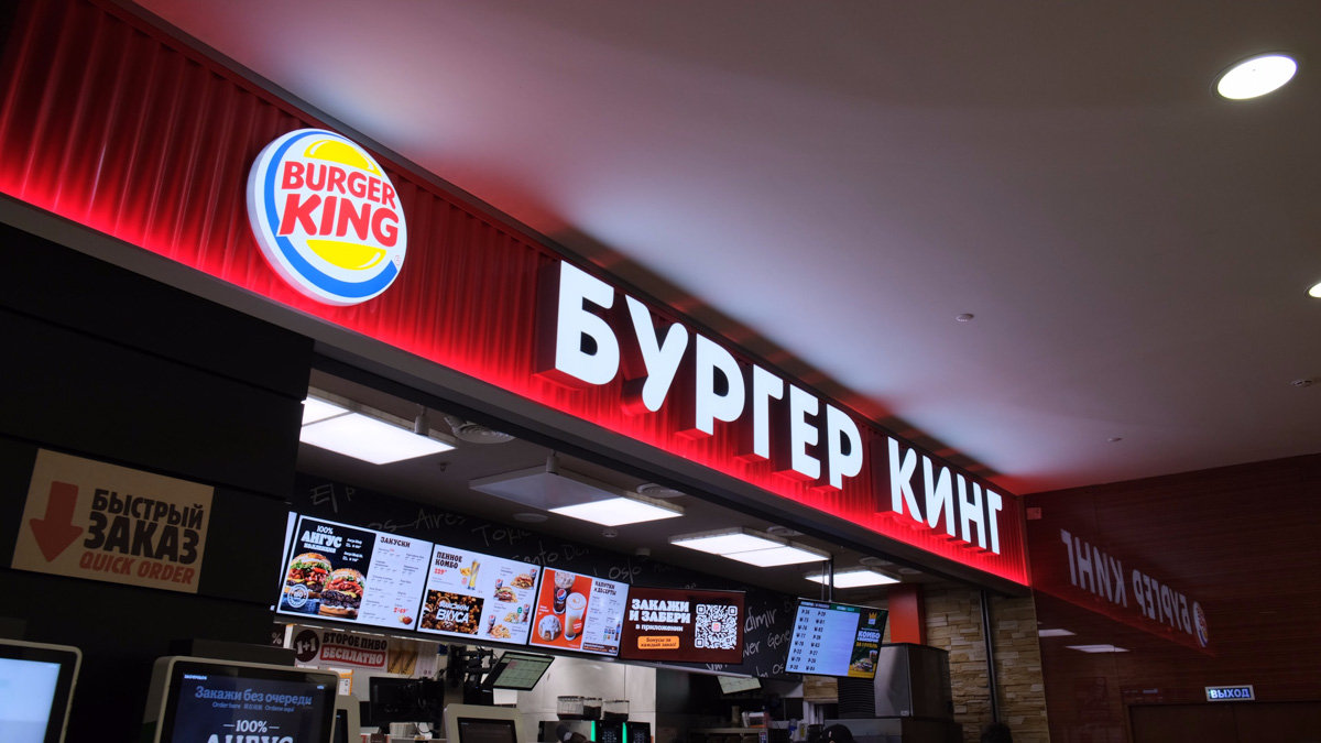 Ресторан быстрого питания «Вкусно — и точка» откроется во Владимире в следующем месяце. Уже известна предварительная дата — 4 июля. Пока двери бывшего McDonald’s закрыты, местные студенты составили свой топ заведений фастфуда в нашем городе. Среди основных критериев — цена, шаговая доступность и, конечно, вкус.