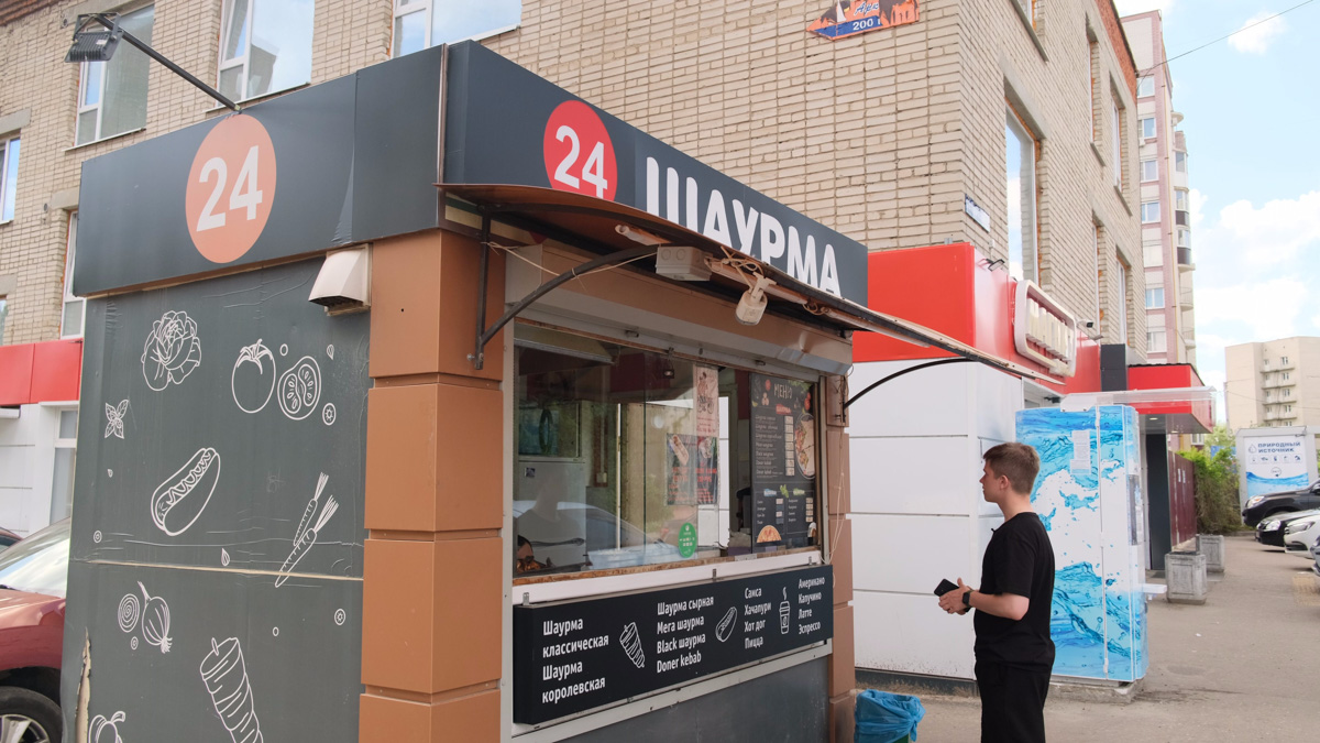 Ресторан быстрого питания «Вкусно — и точка» откроется во Владимире в следующем месяце. Уже известна предварительная дата — 4 июля. Пока двери бывшего McDonald’s закрыты, местные студенты составили свой топ заведений фастфуда в нашем городе. Среди основных критериев — цена, шаговая доступность и, конечно, вкус.