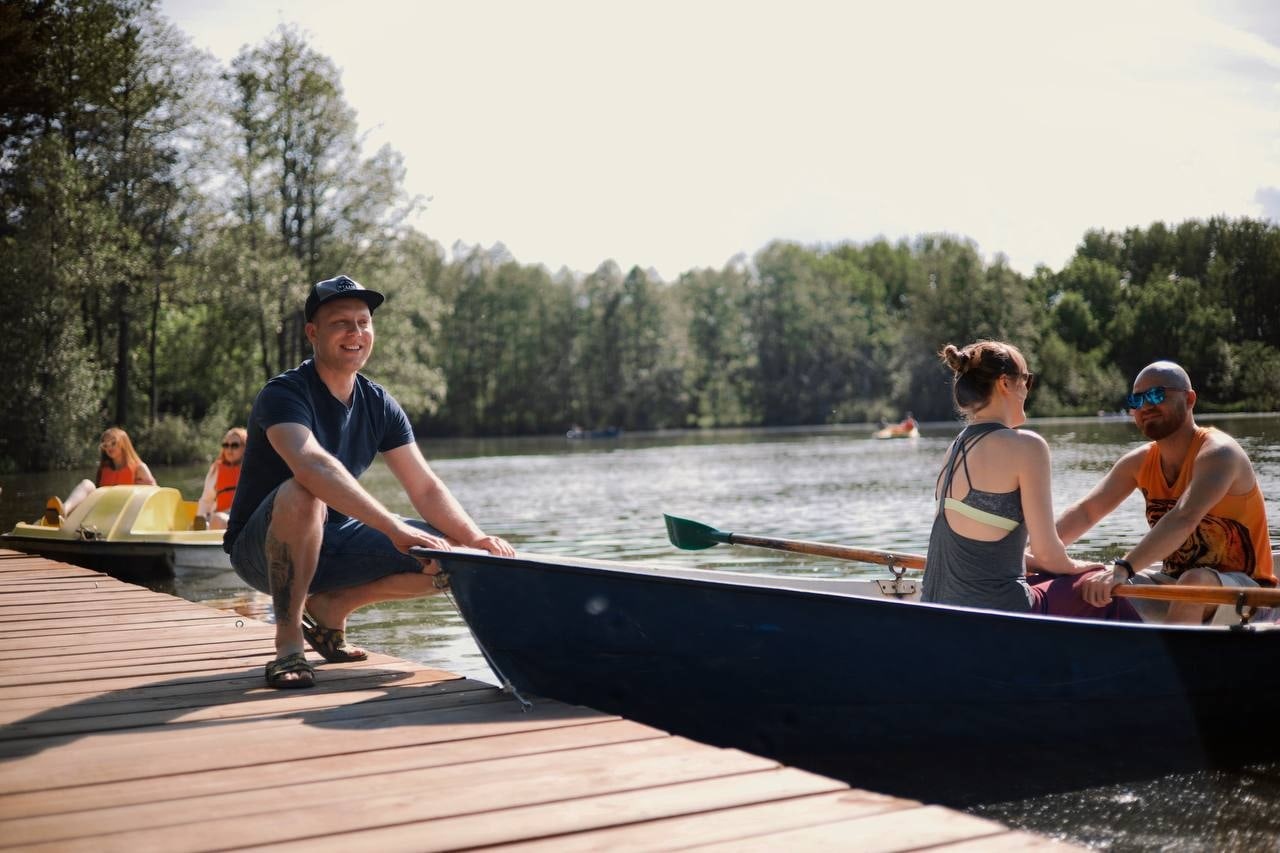 Поехать на море в этом году не получится? Путешествие сорвалось, и настроения отдыхать нет совсем? Яркие фотографии друзей в социальных сетях добавляют тоски? Не время грустить! Лето набирает обороты! А пляжи и водные развлечения можно найти недалеко от дома. «Ключ-Медиа» выяснил, чем заняться, если вы не смогли отправиться на курорт.