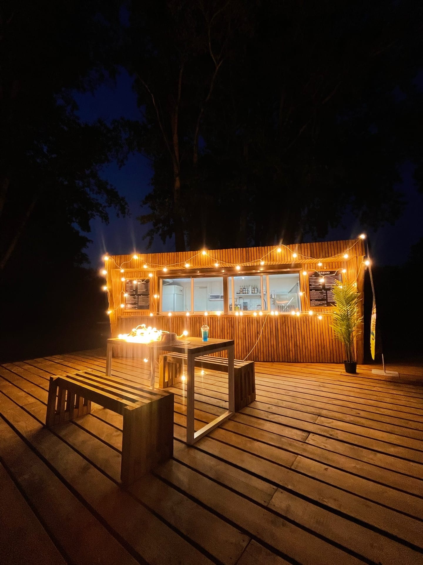 Поехать на море в этом году не получится? Путешествие сорвалось, и настроения отдыхать нет совсем? Яркие фотографии друзей в социальных сетях добавляют тоски? Не время грустить! Лето набирает обороты! А пляжи и водные развлечения можно найти недалеко от дома. «Ключ-Медиа» выяснил, чем заняться, если вы не смогли отправиться на курорт.