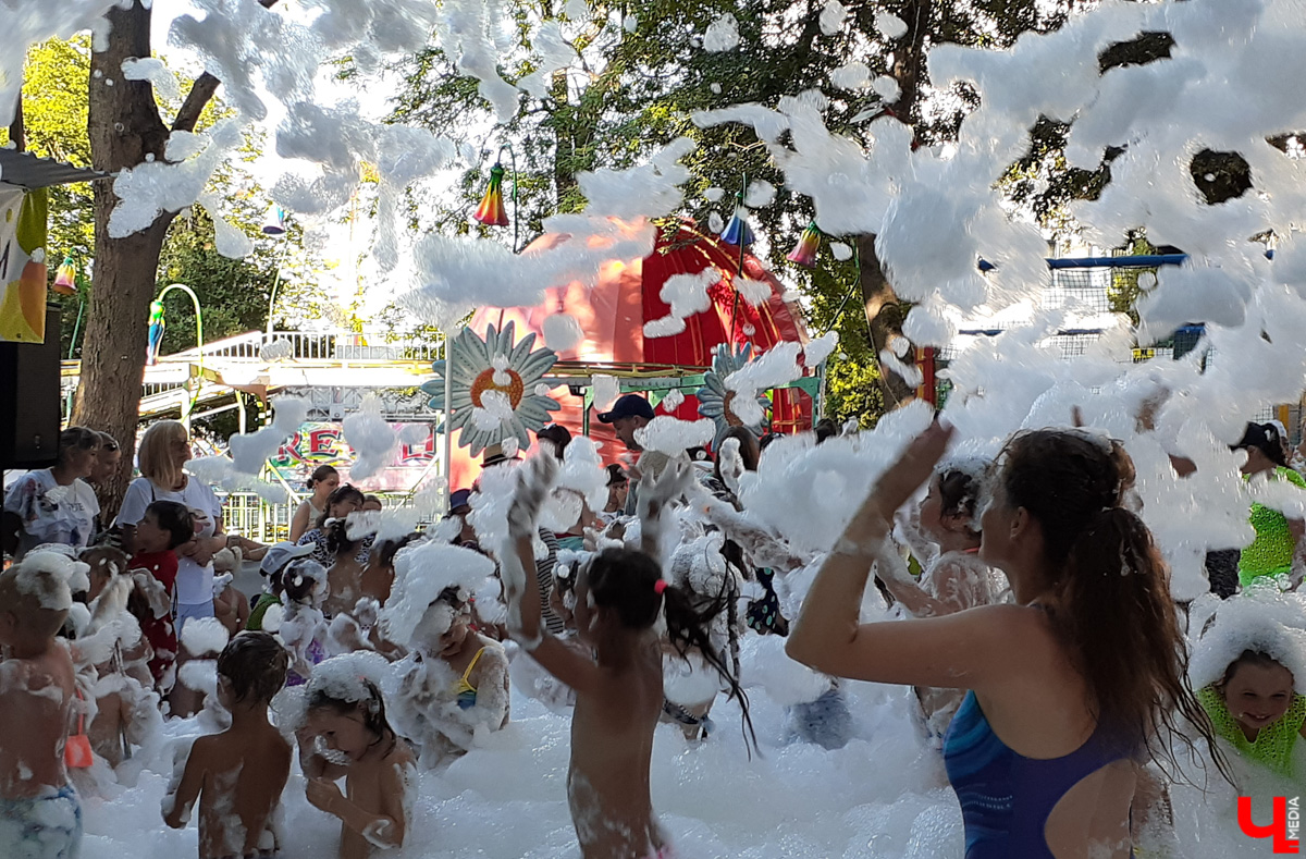 Поехать на море в этом году не получится? Путешествие сорвалось, и настроения отдыхать нет совсем? Яркие фотографии друзей в социальных сетях добавляют тоски? Не время грустить! Лето набирает обороты! А пляжи и водные развлечения можно найти недалеко от дома. «Ключ-Медиа» выяснил, чем заняться, если вы не смогли отправиться на курорт.