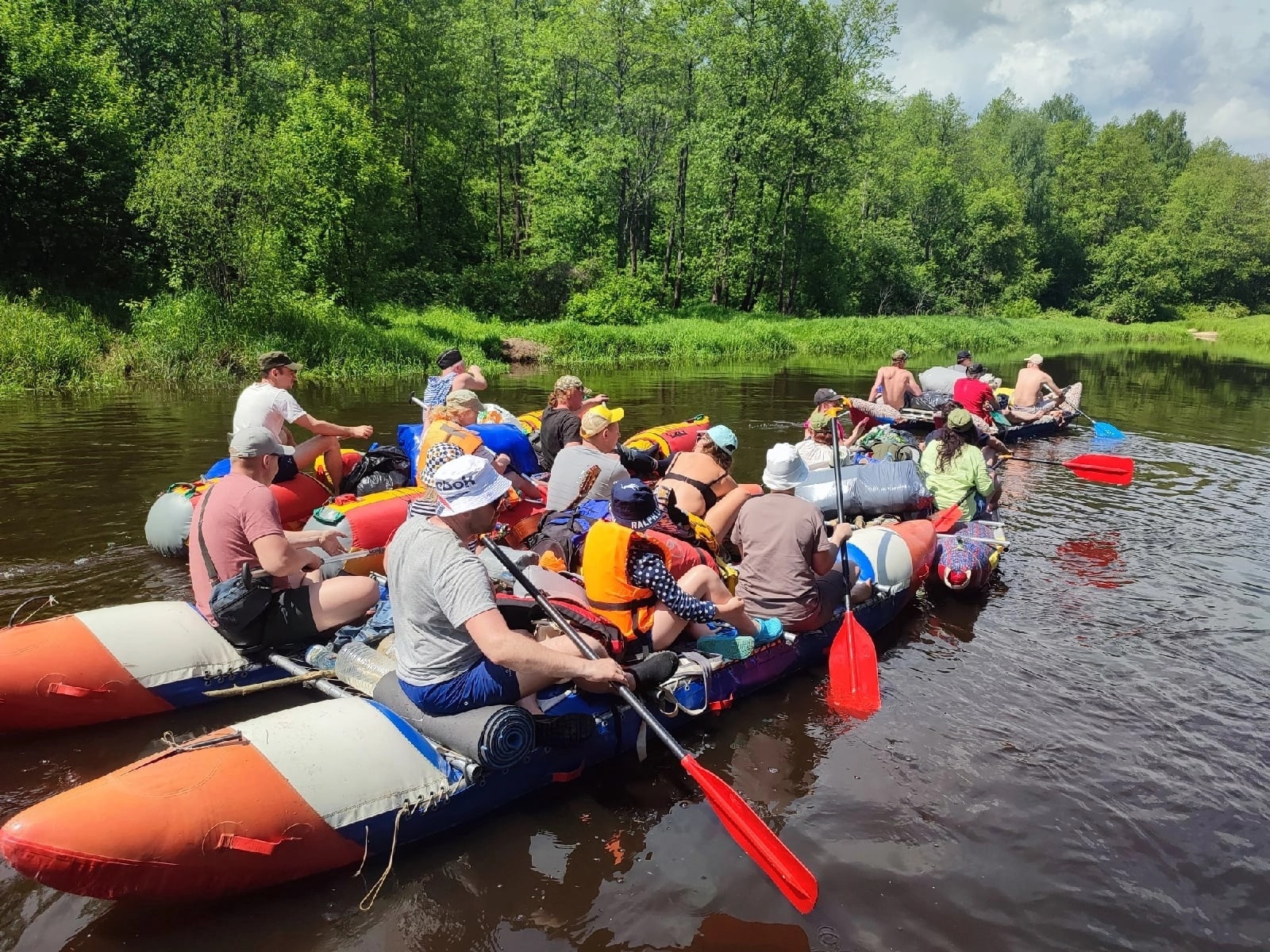 Поехать на море в этом году не получится? Путешествие сорвалось, и настроения отдыхать нет совсем? Яркие фотографии друзей в социальных сетях добавляют тоски? Не время грустить! Лето набирает обороты! А пляжи и водные развлечения можно найти недалеко от дома. «Ключ-Медиа» выяснил, чем заняться, если вы не смогли отправиться на курорт.