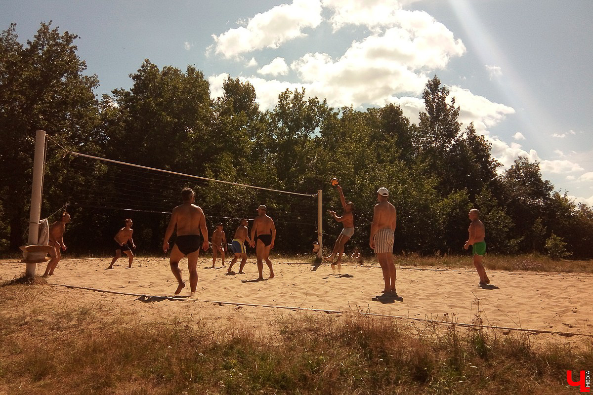 Поехать на море в этом году не получится? Путешествие сорвалось, и настроения отдыхать нет совсем? Яркие фотографии друзей в социальных сетях добавляют тоски? Не время грустить! Лето набирает обороты! А пляжи и водные развлечения можно найти недалеко от дома. «Ключ-Медиа» выяснил, чем заняться, если вы не смогли отправиться на курорт.