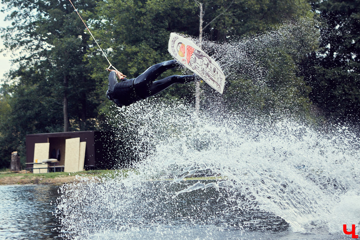 Поехать на море в этом году не получится? Путешествие сорвалось, и настроения отдыхать нет совсем? Яркие фотографии друзей в социальных сетях добавляют тоски? Не время грустить! Лето набирает обороты! А пляжи и водные развлечения можно найти недалеко от дома. «Ключ-Медиа» выяснил, чем заняться, если вы не смогли отправиться на курорт.