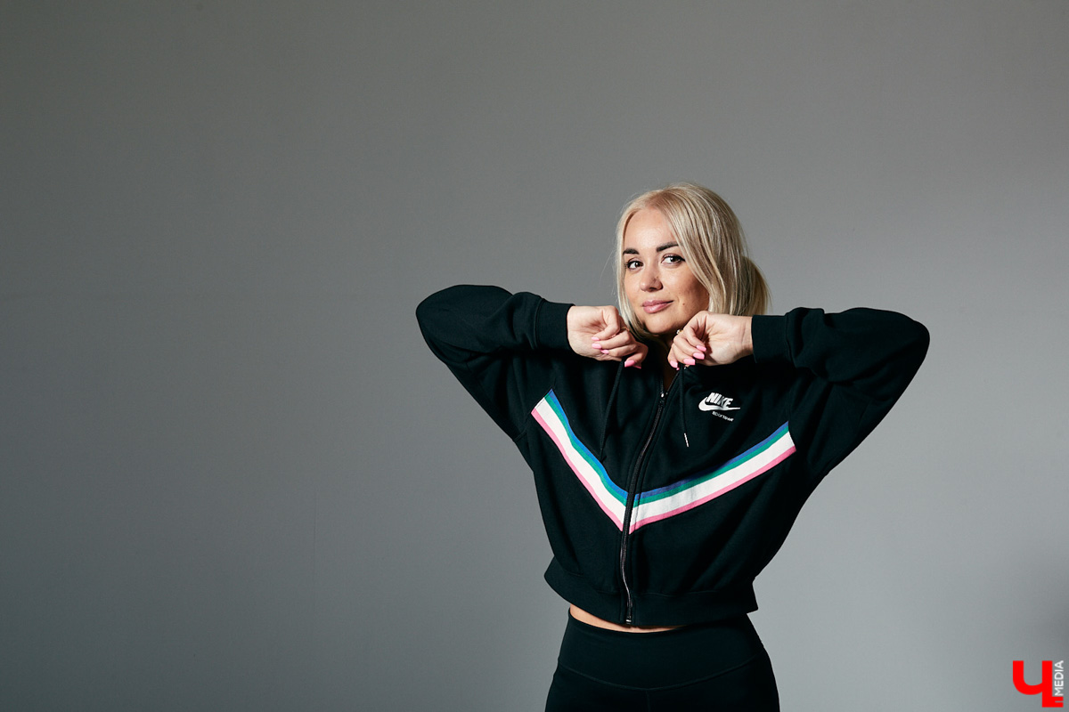 Ее коронная «фишка» — короткие юбки, каблуки и кофты в обтяжку. Цветовая гамма — от строгого total black до девичьего розового. А главное, никаких брюк, максимум — современные джинсы! Именно это составляет образ героини нашей постоянной рубрики «Свой стиль» Лилии Кондратьевой.