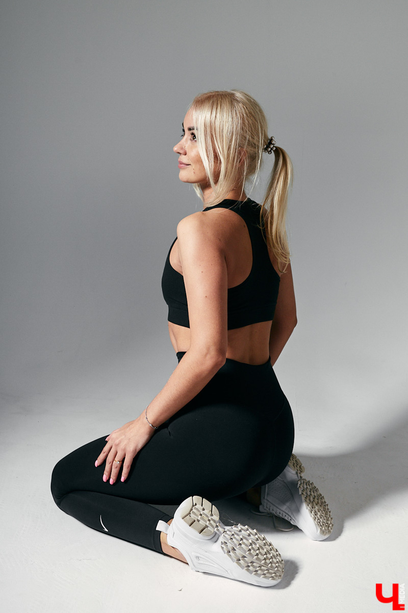 Ее коронная «фишка» — короткие юбки, каблуки и кофты в обтяжку. Цветовая гамма — от строгого total black до девичьего розового. А главное, никаких брюк, максимум — современные джинсы! Именно это составляет образ героини нашей постоянной рубрики «Свой стиль» Лилии Кондратьевой.