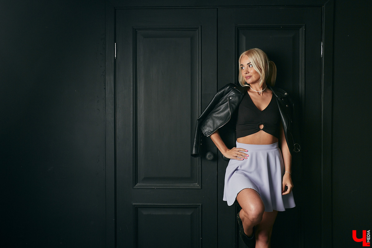 Ее коронная «фишка» — короткие юбки, каблуки и кофты в обтяжку. Цветовая гамма — от строгого total black до девичьего розового. А главное, никаких брюк, максимум — современные джинсы! Именно это составляет образ героини нашей постоянной рубрики «Свой стиль» Лилии Кондратьевой.