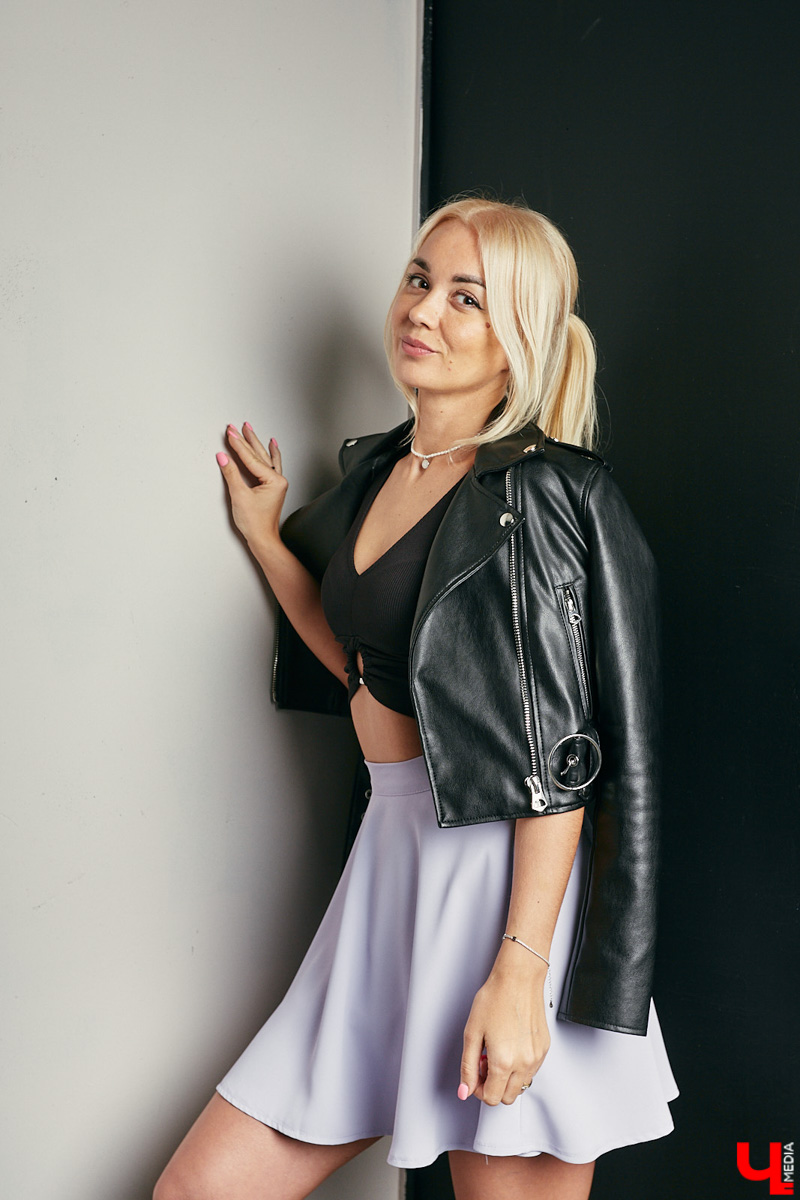 Ее коронная «фишка» — короткие юбки, каблуки и кофты в обтяжку. Цветовая гамма — от строгого total black до девичьего розового. А главное, никаких брюк, максимум — современные джинсы! Именно это составляет образ героини нашей постоянной рубрики «Свой стиль» Лилии Кондратьевой.