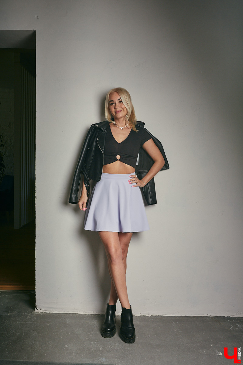 Ее коронная «фишка» — короткие юбки, каблуки и кофты в обтяжку. Цветовая гамма — от строгого total black до девичьего розового. А главное, никаких брюк, максимум — современные джинсы! Именно это составляет образ героини нашей постоянной рубрики «Свой стиль» Лилии Кондратьевой.