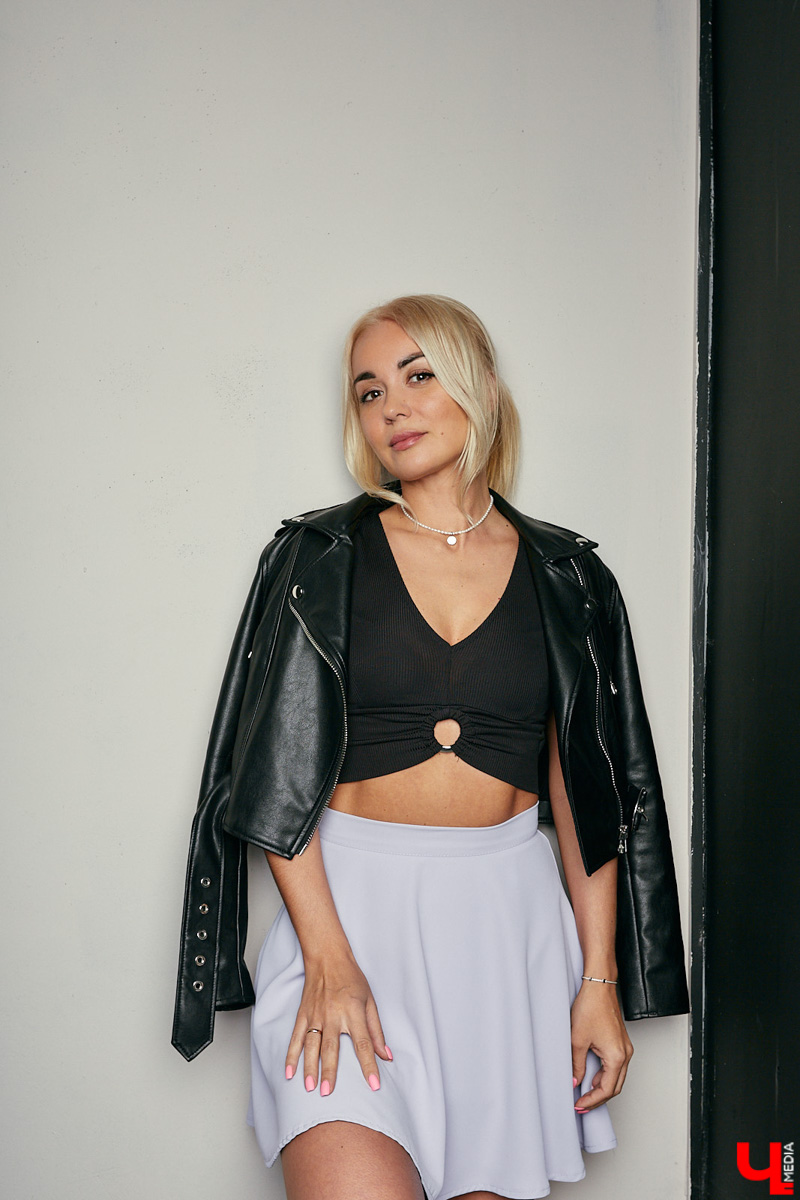 Ее коронная «фишка» — короткие юбки, каблуки и кофты в обтяжку. Цветовая гамма — от строгого total black до девичьего розового. А главное, никаких брюк, максимум — современные джинсы! Именно это составляет образ героини нашей постоянной рубрики «Свой стиль» Лилии Кондратьевой.