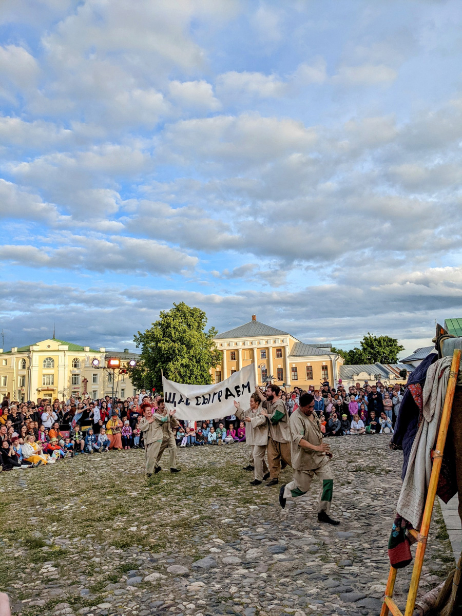 Минувший уик-энд пролетел незаметно, но мы хотим ненадолго окунуться в его атмосферу снова. Ведь в выходные прошли довольно громкие события. Именно о них сейчас и вспомним.
