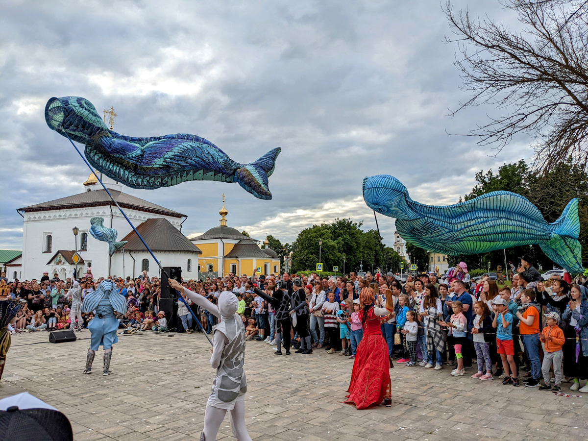 Минувший уик-энд пролетел незаметно, но мы хотим ненадолго окунуться в его атмосферу снова. Ведь в выходные прошли довольно громкие события. Именно о них сейчас и вспомним.
