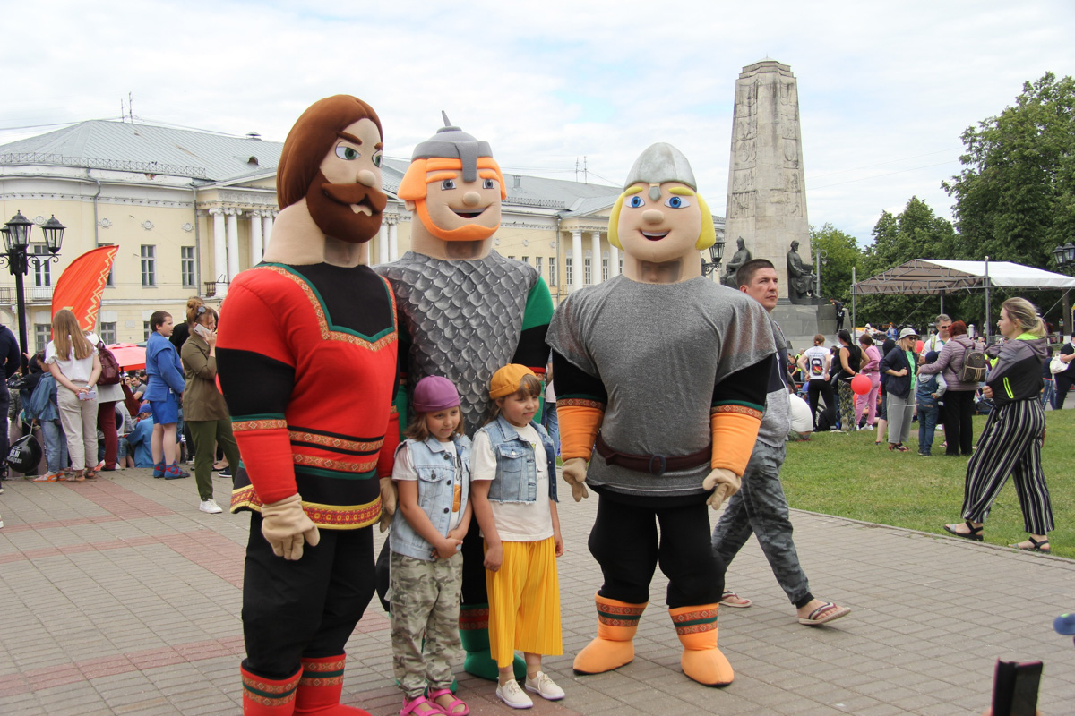 Минувший уик-энд пролетел незаметно, но мы хотим ненадолго окунуться в его атмосферу снова. Ведь в выходные прошли довольно громкие события. Именно о них сейчас и вспомним.