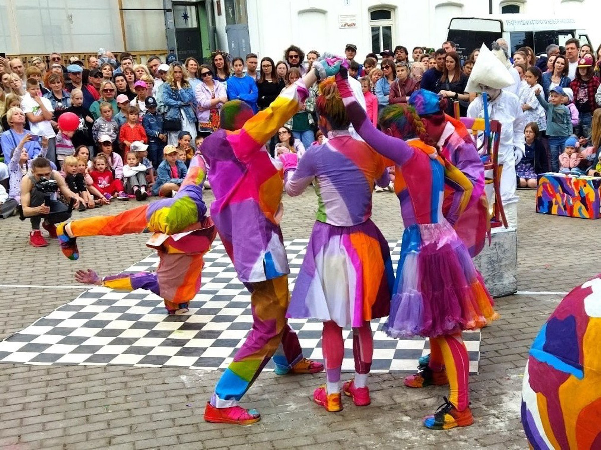 Минувший уик-энд пролетел незаметно, но мы хотим ненадолго окунуться в его атмосферу снова. Ведь в выходные прошли довольно громкие события. Именно о них сейчас и вспомним.