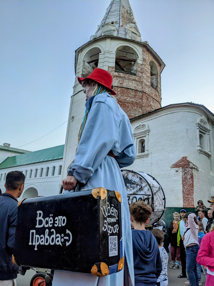 Минувший уик-энд пролетел незаметно, но мы хотим ненадолго окунуться в его атмосферу снова. Ведь в выходные прошли довольно громкие события. Именно о них сейчас и вспомним.