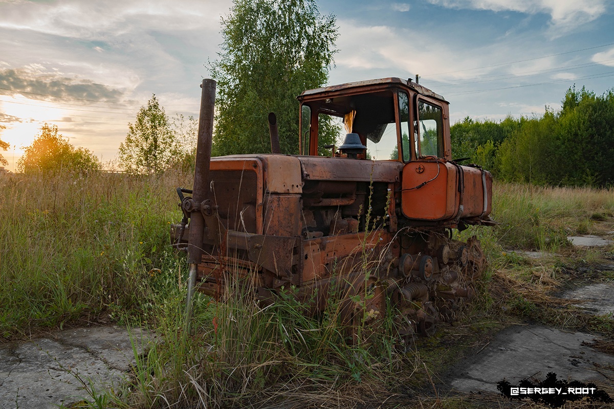 Репортаж из разрушенных цехов ВТЗ, снимки полузатопленного владимирского бункера – фотограф Сергей Рут путешествует по стране и делится уникальными кадрами забытых людьми локаций, куда простым смертным лучше не заходить. Результатами одной из недавних прогулок молодой человек поделился во «ВКонтакте». Оказывается, на территории Владимирской области существует необычное «кладбище» – место, где под открытым небом доживает свои дни сельскохозяйственная техника.