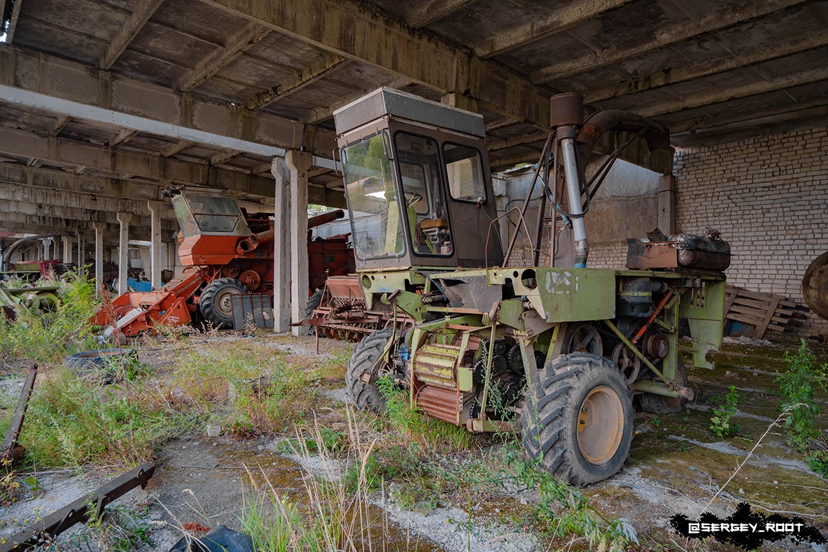 Репортаж из разрушенных цехов ВТЗ, снимки полузатопленного владимирского бункера – фотограф Сергей Рут путешествует по стране и делится уникальными кадрами забытых людьми локаций, куда простым смертным лучше не заходить. Результатами одной из недавних прогулок молодой человек поделился во «ВКонтакте». Оказывается, на территории Владимирской области существует необычное «кладбище» – место, где под открытым небом доживает свои дни сельскохозяйственная техника.