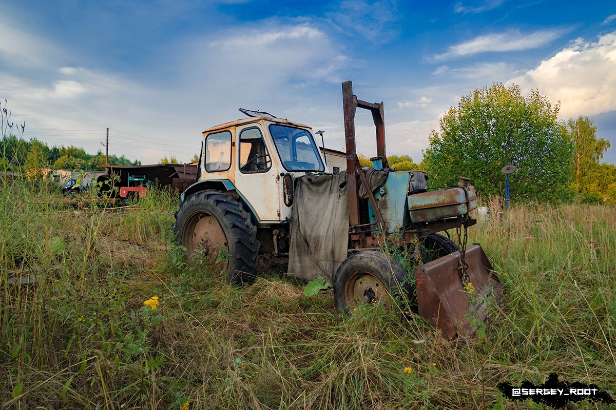 Репортаж из разрушенных цехов ВТЗ, снимки полузатопленного владимирского бункера – фотограф Сергей Рут путешествует по стране и делится уникальными кадрами забытых людьми локаций, куда простым смертным лучше не заходить. Результатами одной из недавних прогулок молодой человек поделился во «ВКонтакте». Оказывается, на территории Владимирской области существует необычное «кладбище» – место, где под открытым небом доживает свои дни сельскохозяйственная техника.