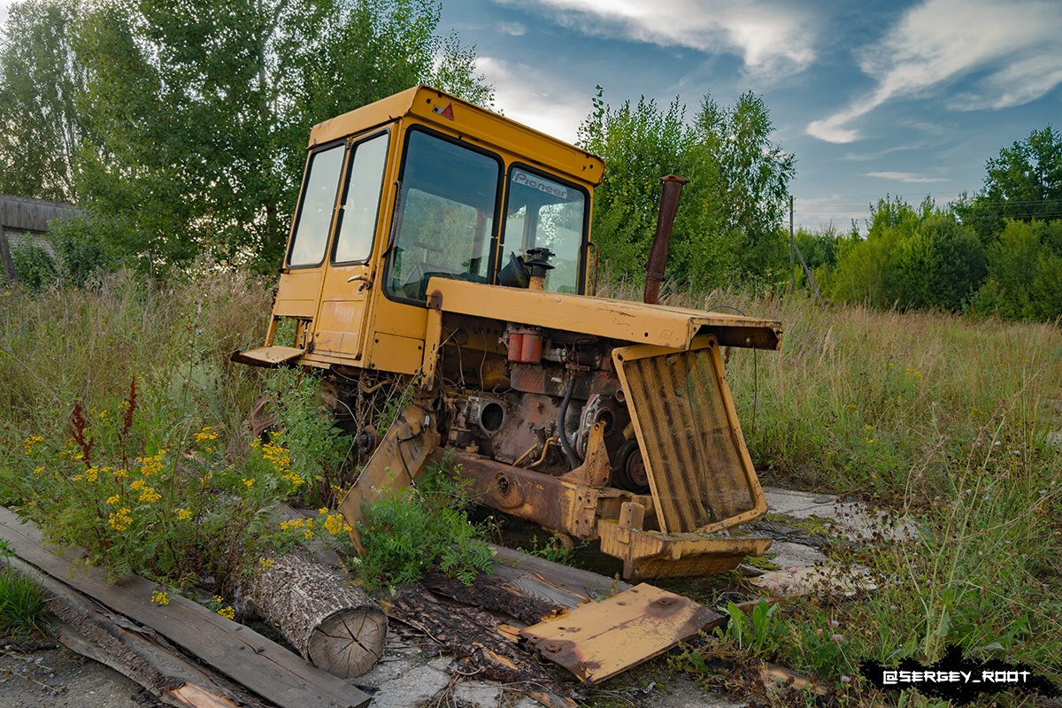 Репортаж из разрушенных цехов ВТЗ, снимки полузатопленного владимирского бункера – фотограф Сергей Рут путешествует по стране и делится уникальными кадрами забытых людьми локаций, куда простым смертным лучше не заходить. Результатами одной из недавних прогулок молодой человек поделился во «ВКонтакте». Оказывается, на территории Владимирской области существует необычное «кладбище» – место, где под открытым небом доживает свои дни сельскохозяйственная техника.