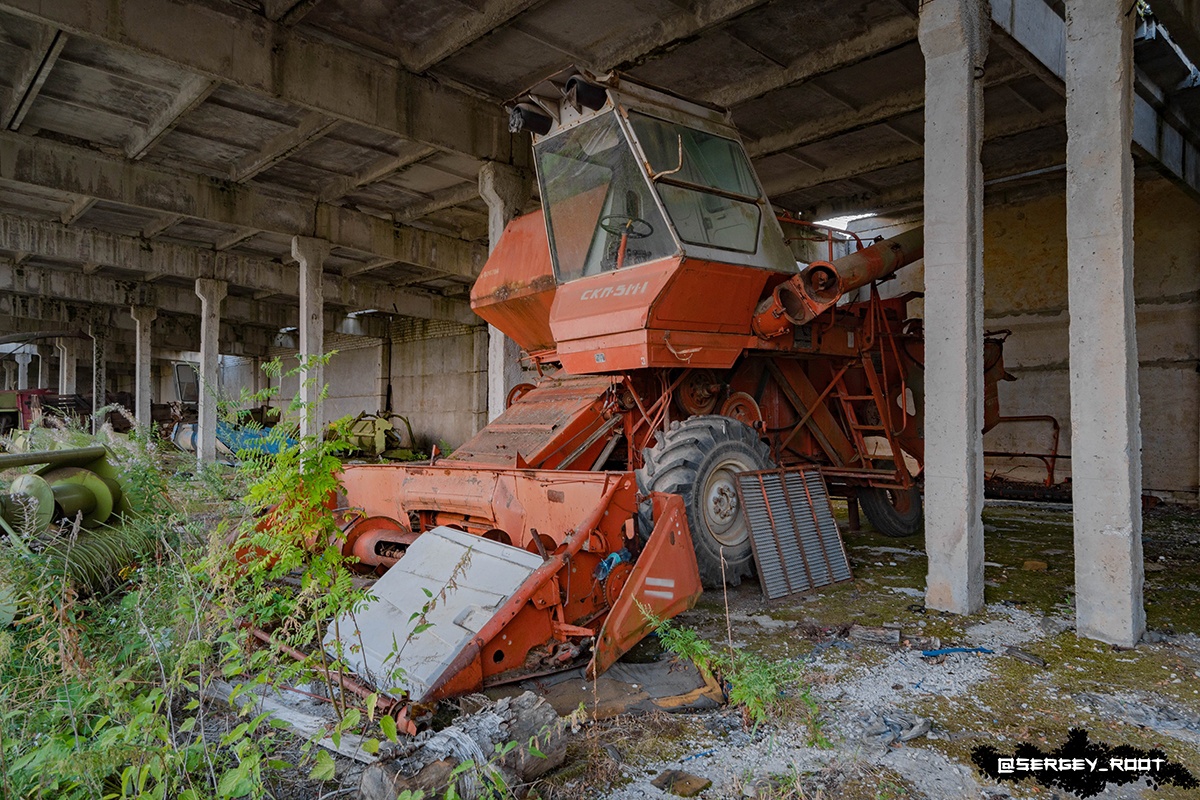 Репортаж из разрушенных цехов ВТЗ, снимки полузатопленного владимирского бункера – фотограф Сергей Рут путешествует по стране и делится уникальными кадрами забытых людьми локаций, куда простым смертным лучше не заходить. Результатами одной из недавних прогулок молодой человек поделился во «ВКонтакте». Оказывается, на территории Владимирской области существует необычное «кладбище» – место, где под открытым небом доживает свои дни сельскохозяйственная техника.